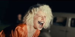 Film The Bride!: Kisah Cinta Gelap tentang Dua Jiwa Rusak yang Menolak Menjadi Monster